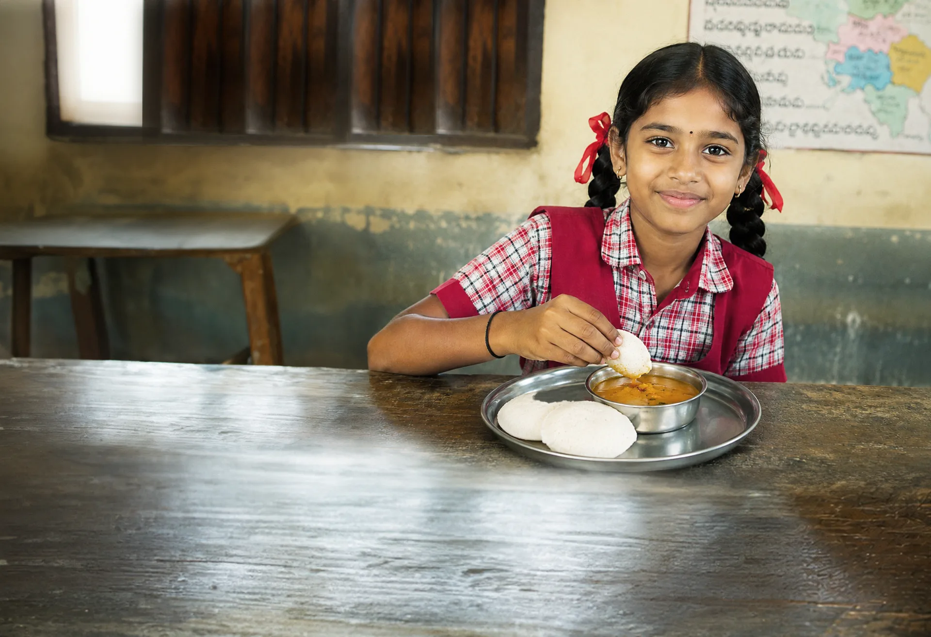 Children receiving nutritious breakfast